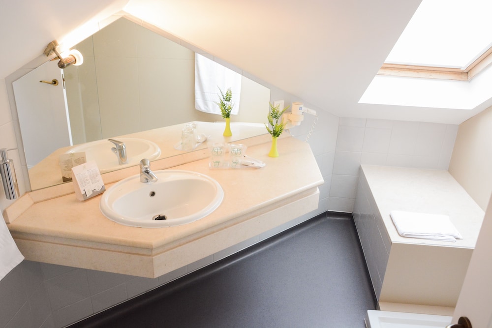 Double or Twin Room - Photo 5