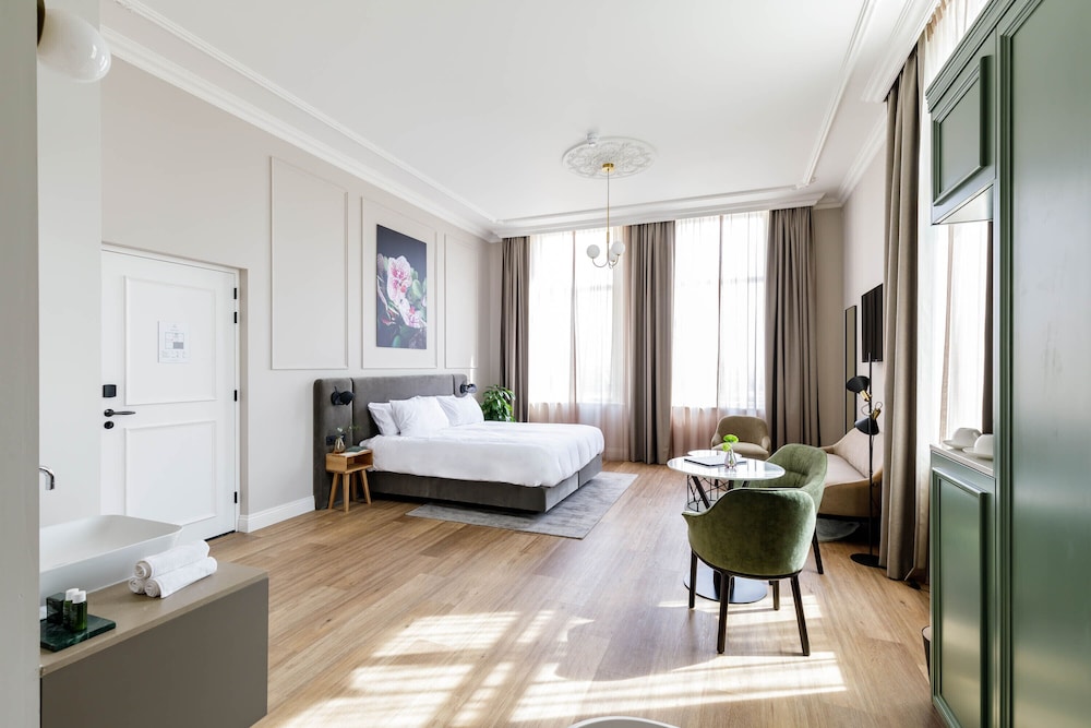 Suite - Photo 2