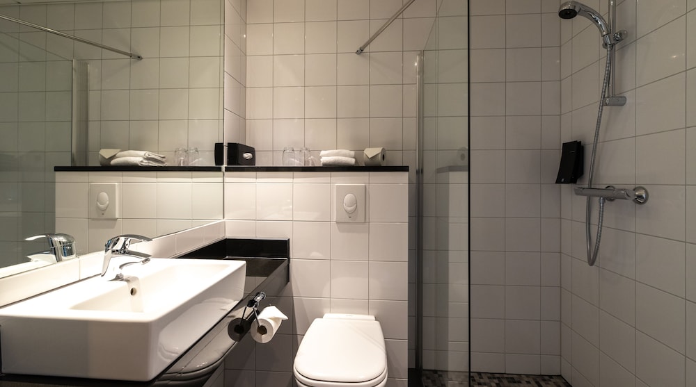 Twin Room (Accesible) - Photo 11
