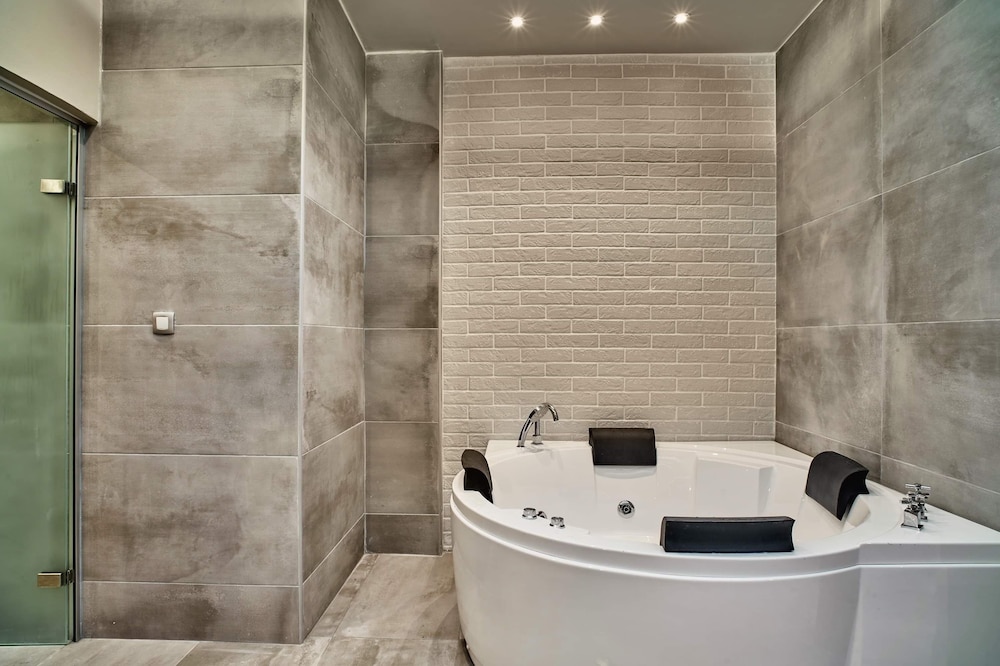 Deluxe Studio Suite, Hot Tub photo 2