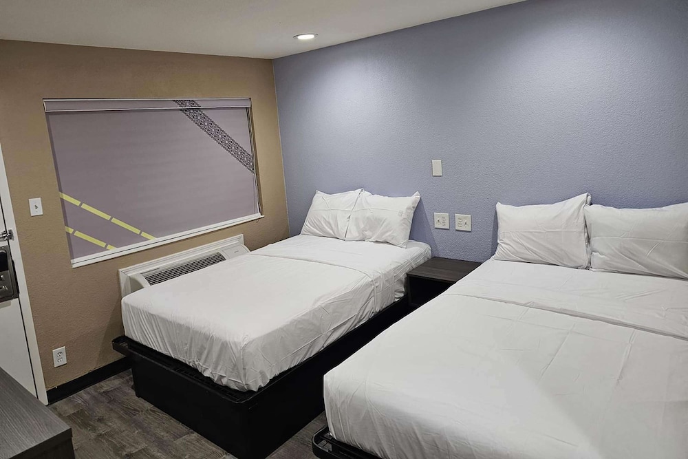 Room, 2 Double Beds, Non Smoking - Photo 8