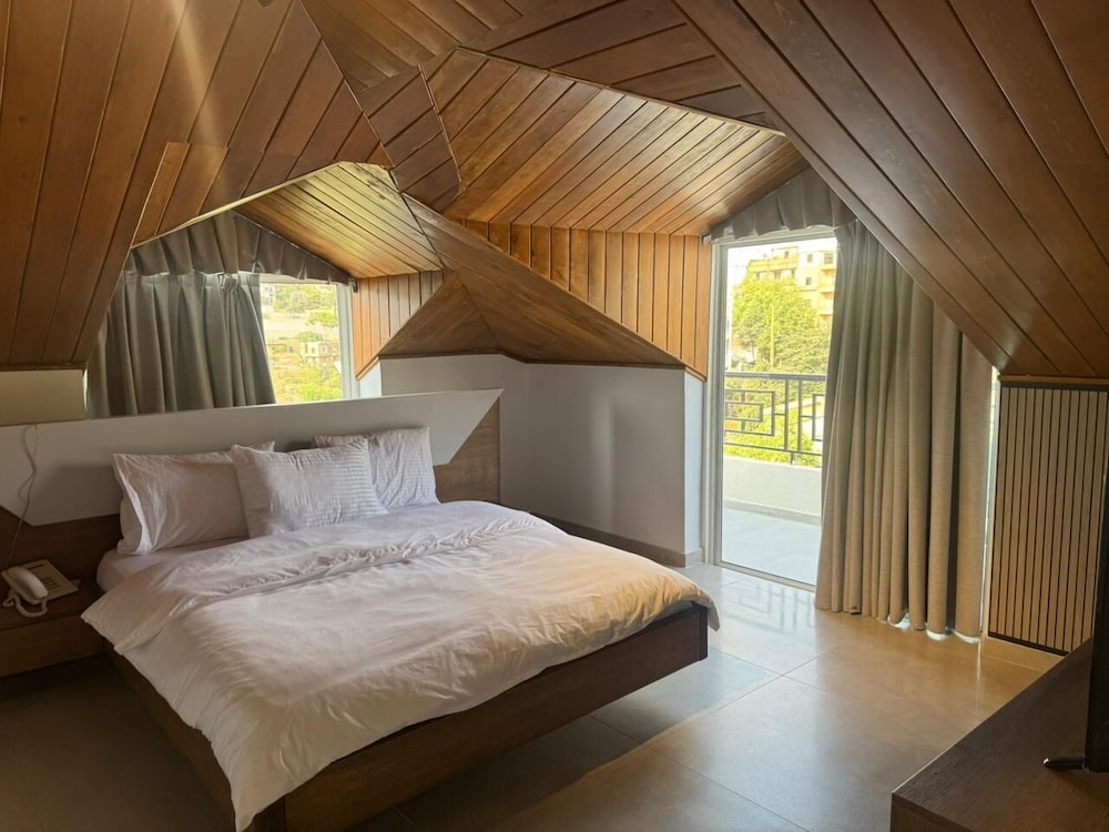 Deluxe Double or Twin Room, Balcony, Pool View photo 1
