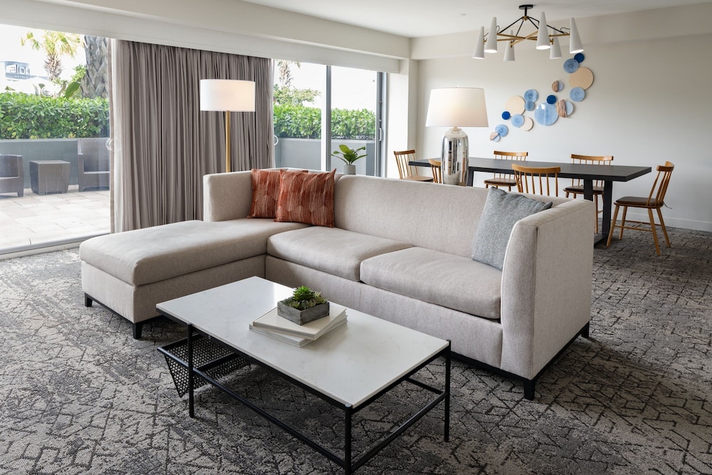 Suite, 1 Bedroom - Photo 6
