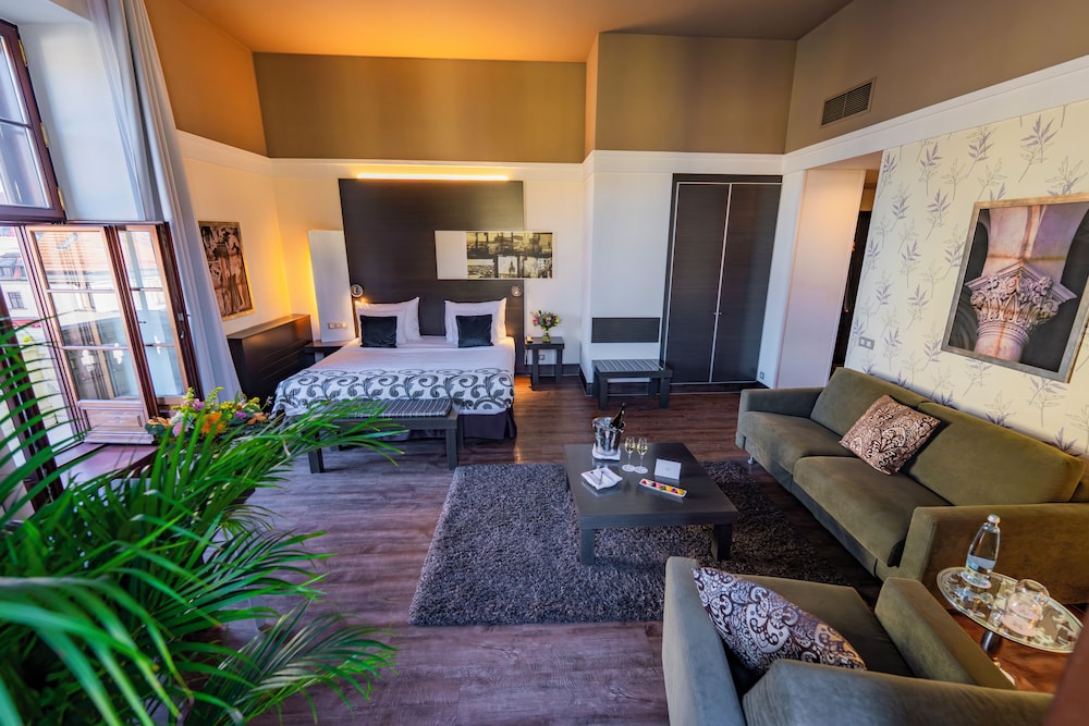 Grand Suite, 1 Bedroom, Balcony, City View photo 3