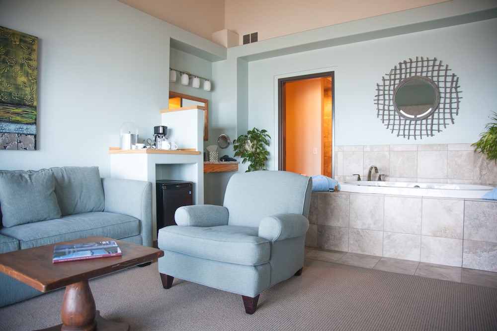 Design Suite, 1 King Bed, Lake View (Flowing Waters #3) photo 2
