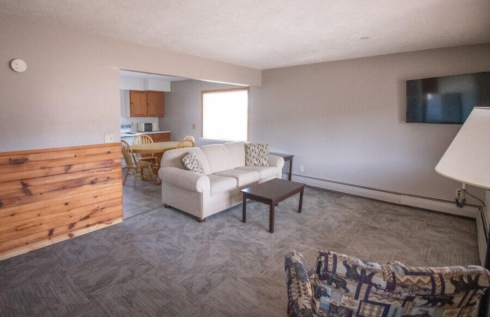 Two Room Suite, 1 Queen bed in each room, Sleeper Sofa, Kitchen