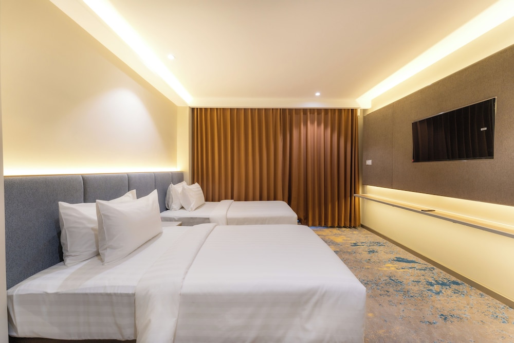 Deluxe Twin Room, City View - Photo 3
