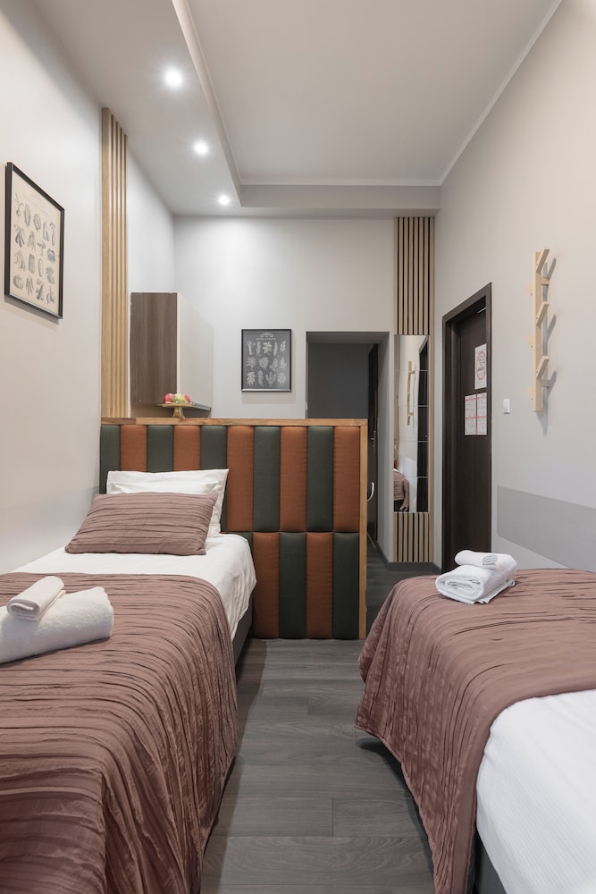 Economy Double or Twin Room, Ensuite, Courtyard View photo 2