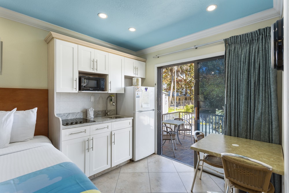 Bay Front with Balcony Suite: 2 Double Beds and 1 Sleeper Sofa - Photo 5