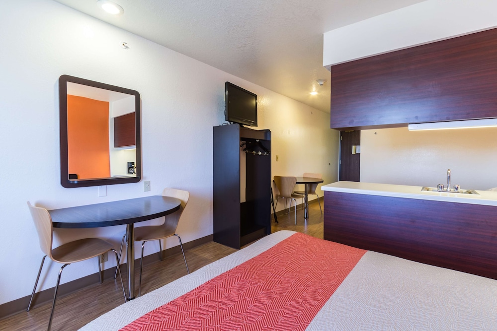 Deluxe Room, 1 Queen Bed, Non Smoking photo 3