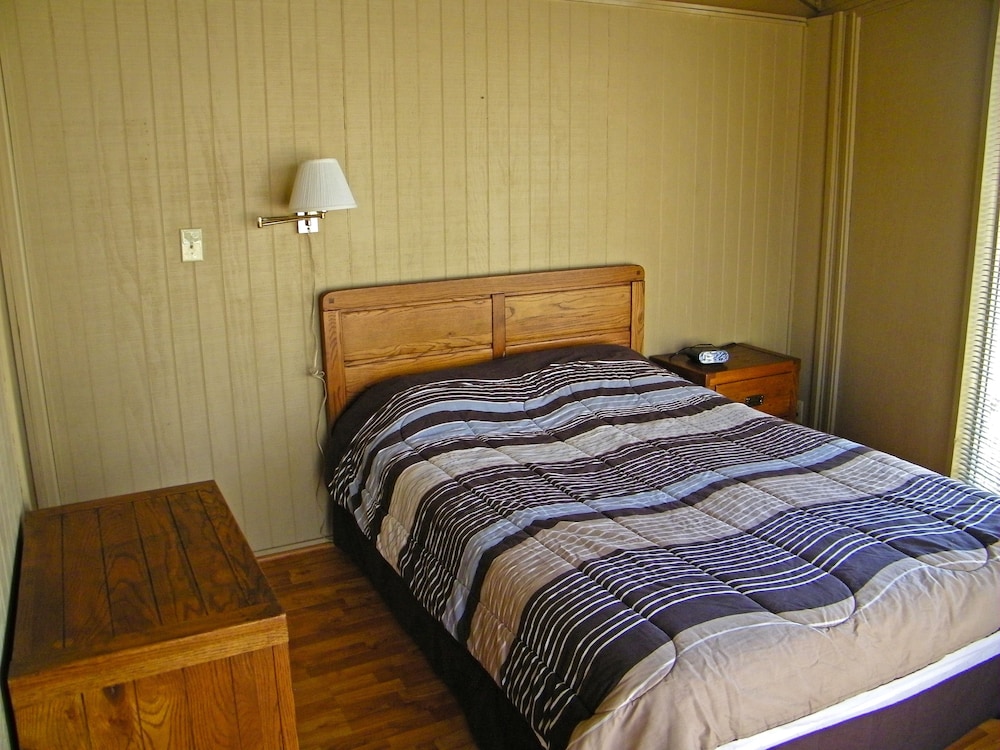 Cabin, 1 Queen Bed with Sofa bed, Non Smoking, Lake View (Linens Included) photo 1