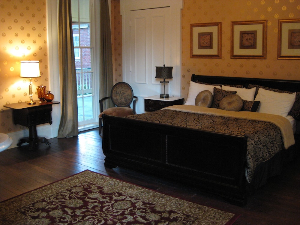 Suite, 1 King Bed - Photo 2