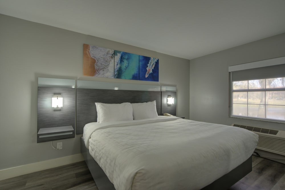 Room, 1 King Bed, Non Smoking (Upgrade) - Photo 4