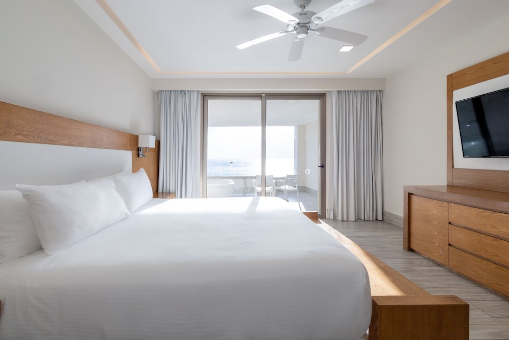 Superior Room, 1 King Bed, Bathtub, Sea View