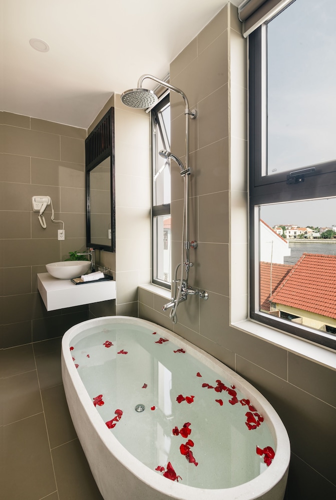 Luxury Suite, River View - Photo 19