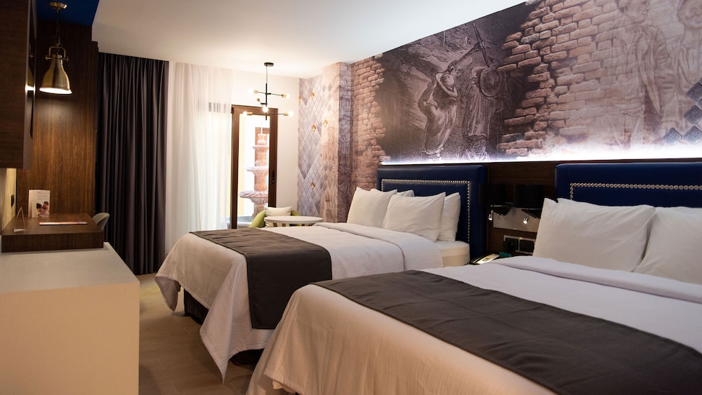 Standard Room, 2 Queen Beds - Photo 3