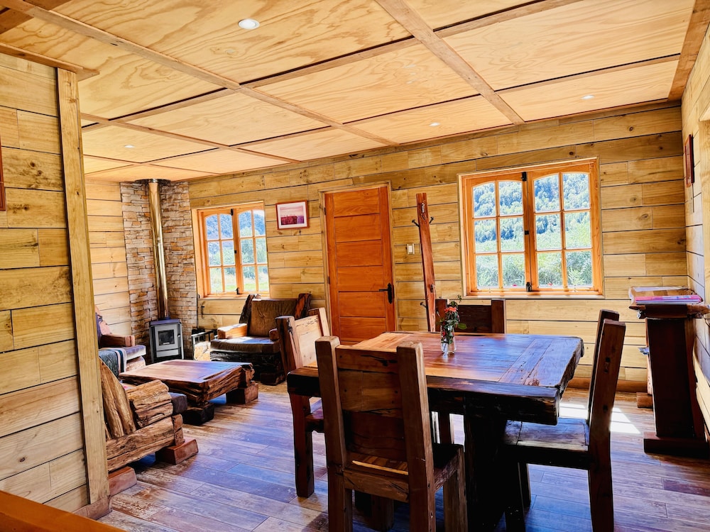Comfort Cabin, 2 Bedrooms, Hot Tub, Mountain View photo 2