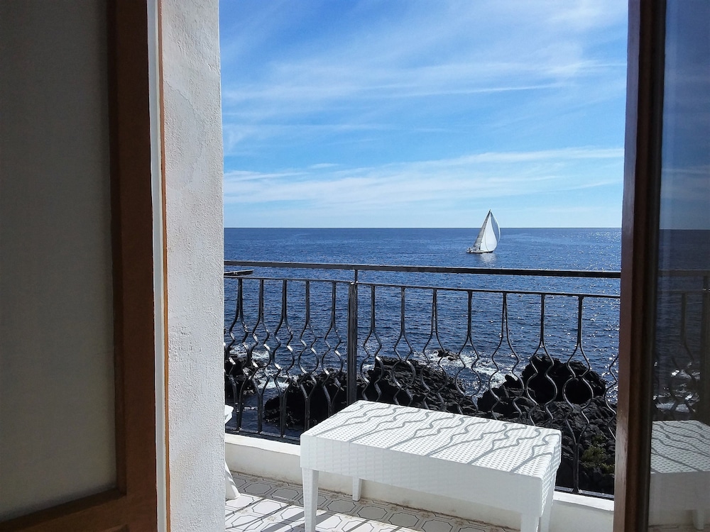 Traditional Room, 1 Queen Bed, Balcony, Sea View