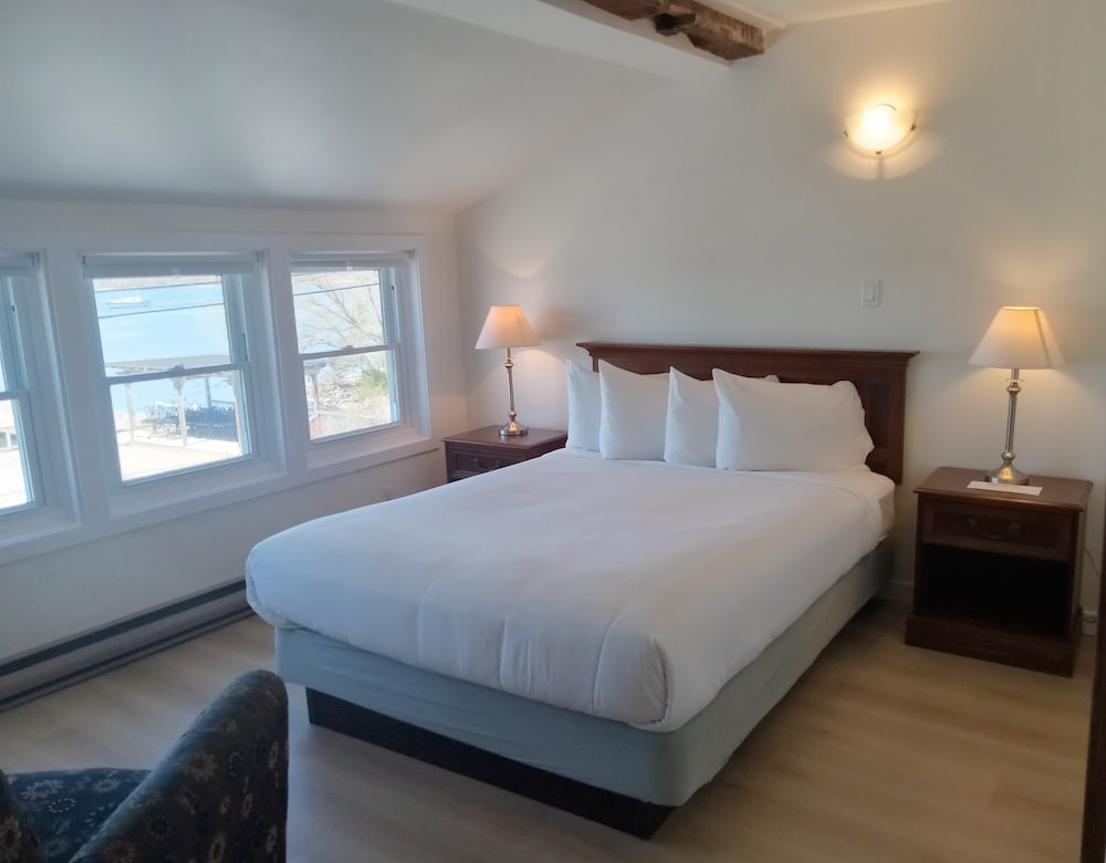 Standard Room, 1 Queen Bed, Private Bathroom, Lake View