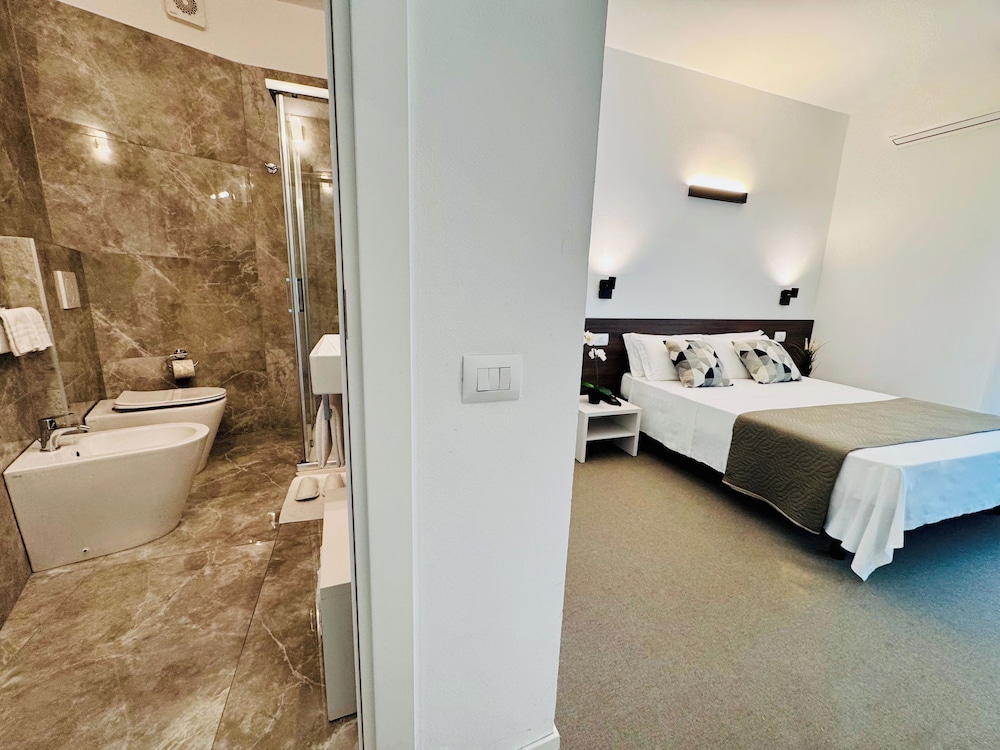 Deluxe Double Room, 1 King Bed, Private Bathroom