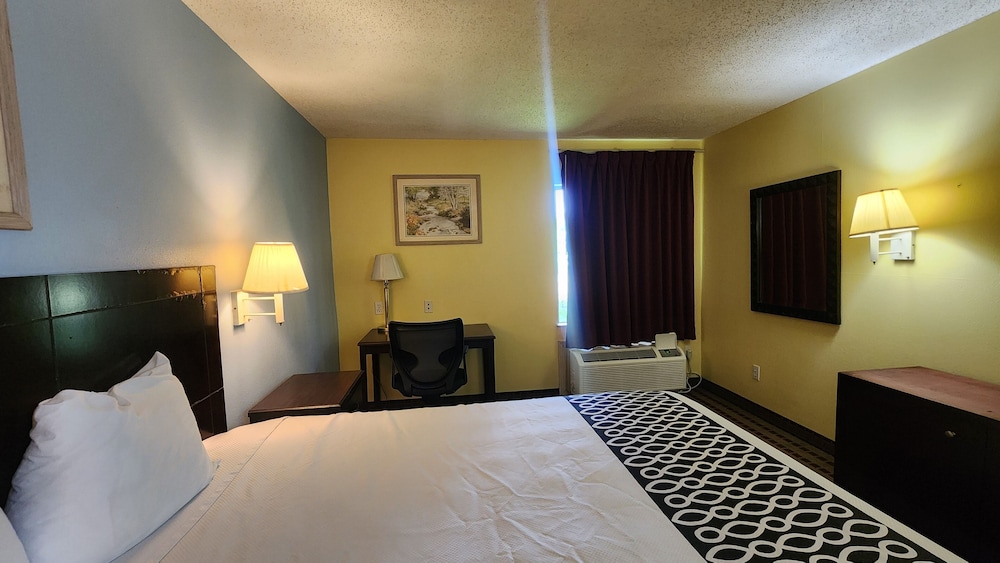 King Bed Smoking with Kitchenette