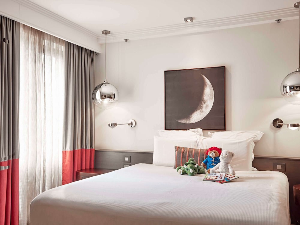 Deluxe Suite (1 Queen Bed 2 Single or 2 King) thumbnail 6