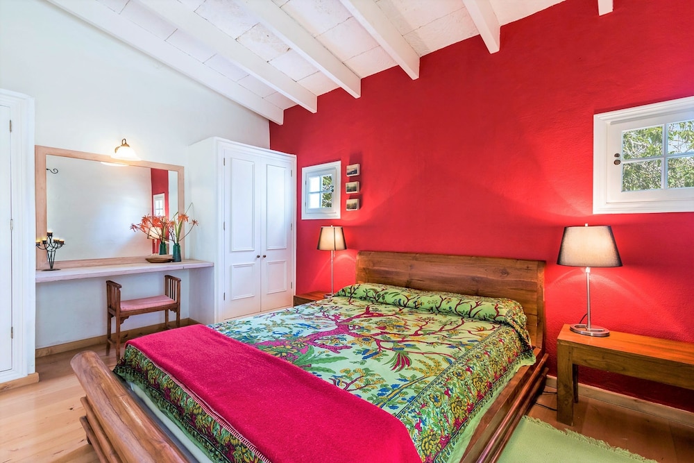 House, Multiple Bedrooms photo 2