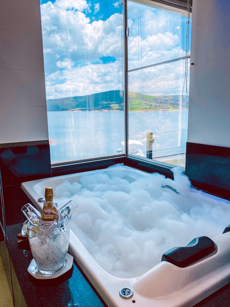 Deluxe Double Room Single Use, Jetted Tub, Lake View photo 3