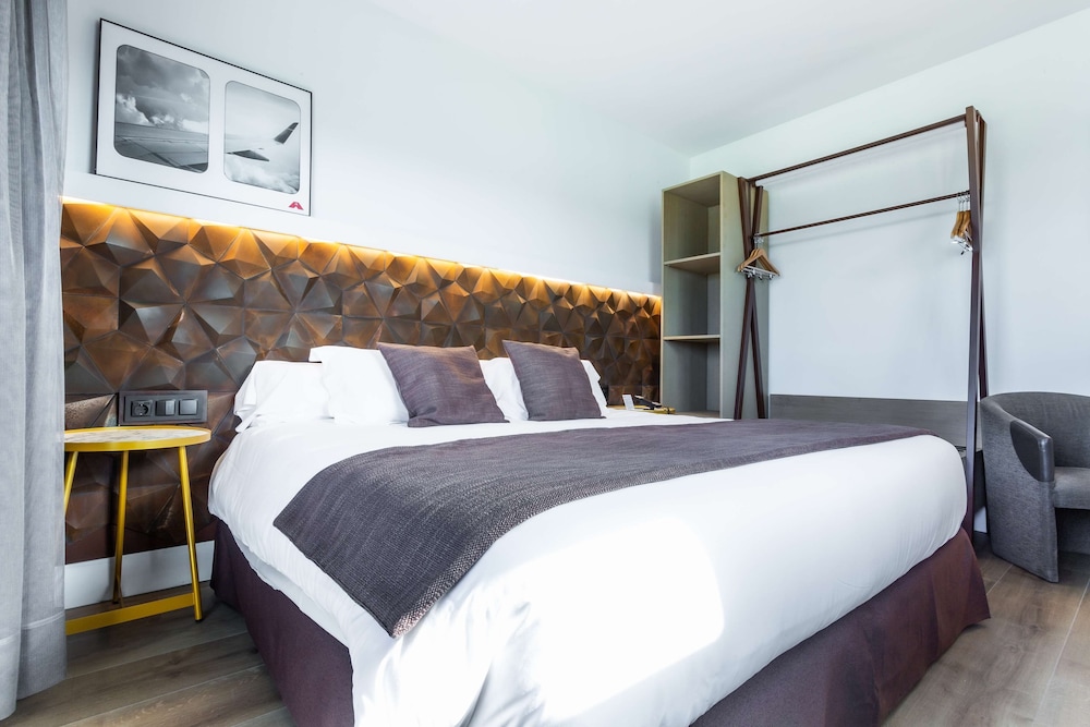 Standard Room, 1 King Bed, Non Smoking (Converts to 2 Twin Beds) photo 2
