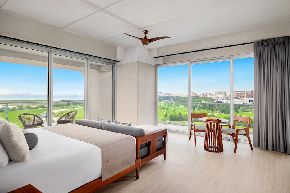 Vantage Club Corner Suite Golf & Ocean View King Bed