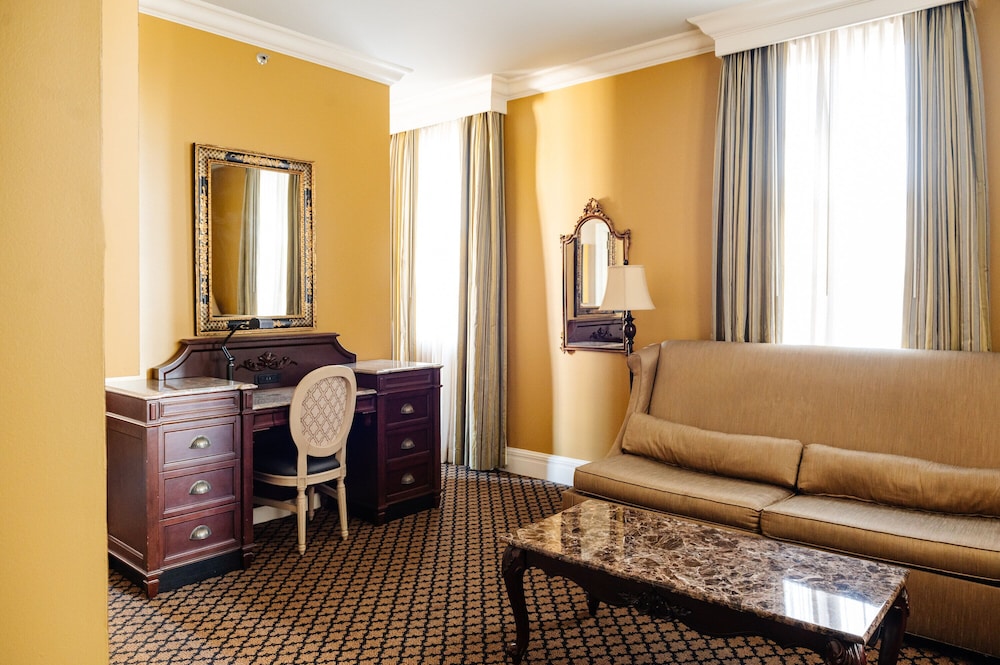 King Suite (24/7 Front Desk) - Photo 14
