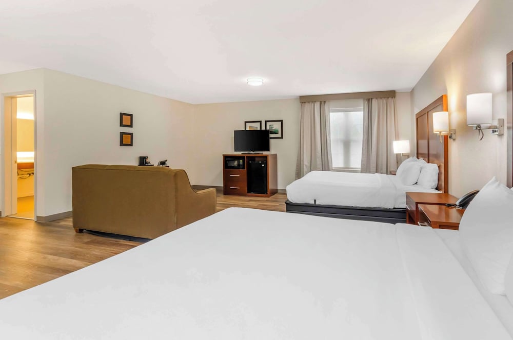 Suite, Multiple Beds, Non Smoking (Upgrade) - Photo 5