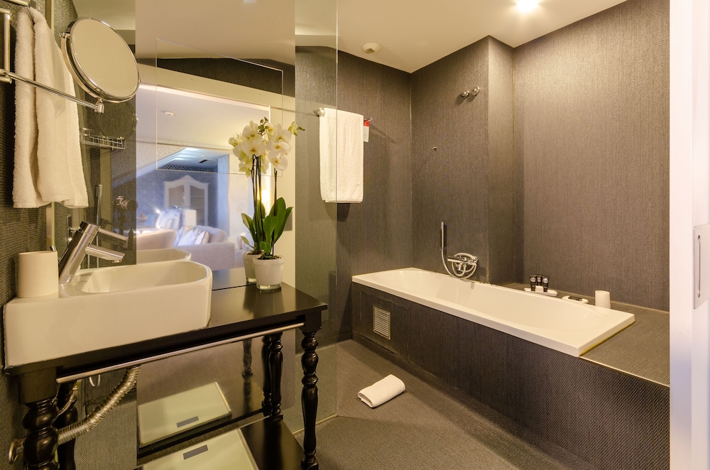 Suite, River View - Photo 6