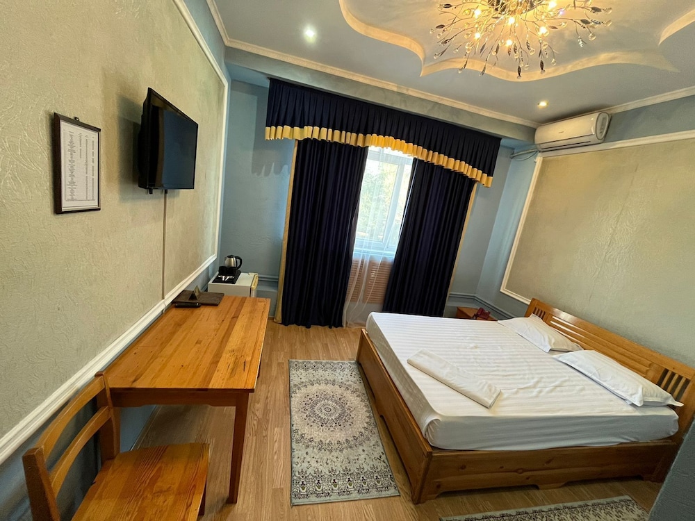 Standard Room, 1 King Bed, Smoking, Courtyard View