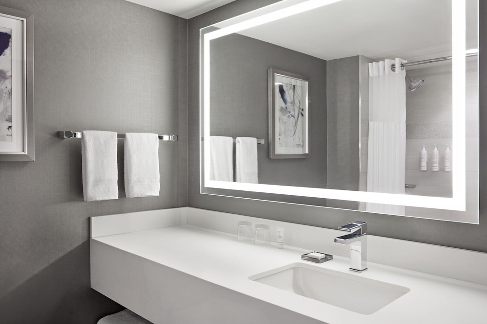 Suite, 1 Bedroom, Corner (Corner) - Photo 12