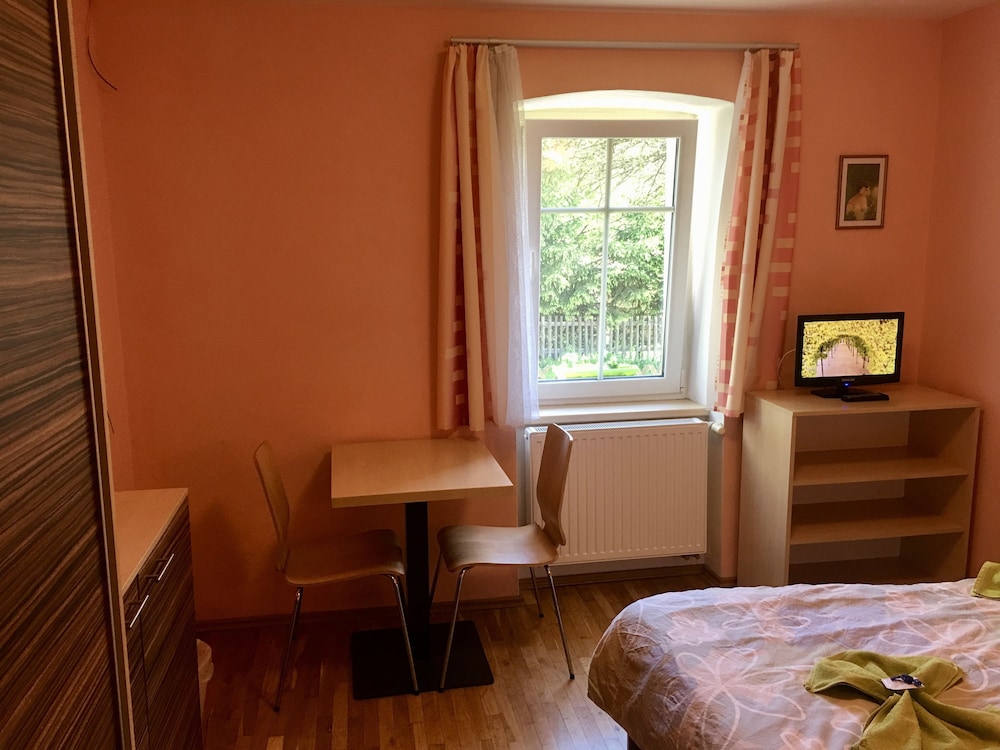 Basic Double Room, Ground Floor (Room 1, Private Bathroom) photo 2