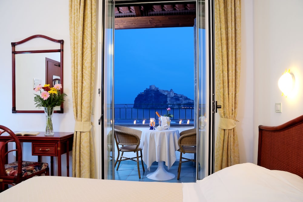 Classic Double or Twin Room, Sea View - Photo 3