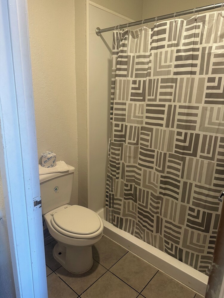 Basic Double Room, 2 Queen Beds photo 2
