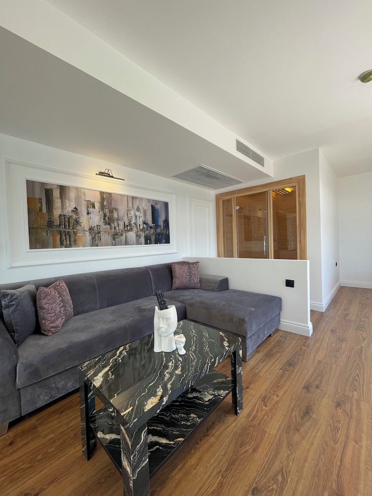 Luxury Condo photo 3