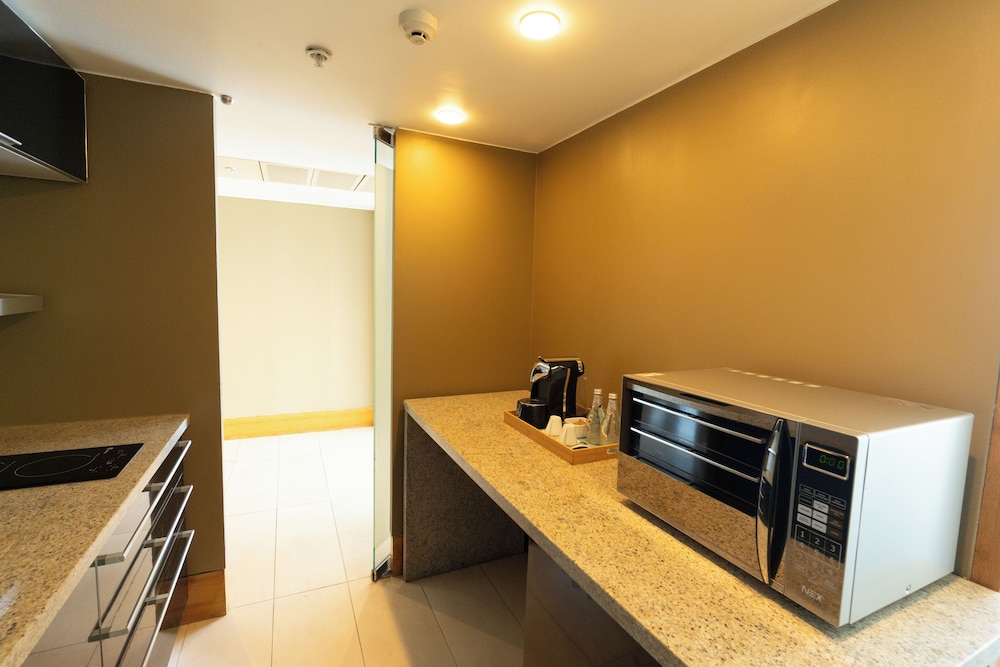 Premium Suite, 1 King Bed, Sea View (Single) - Photo 6