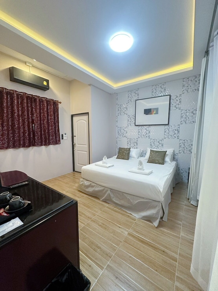 Standard King Room - Photo 5