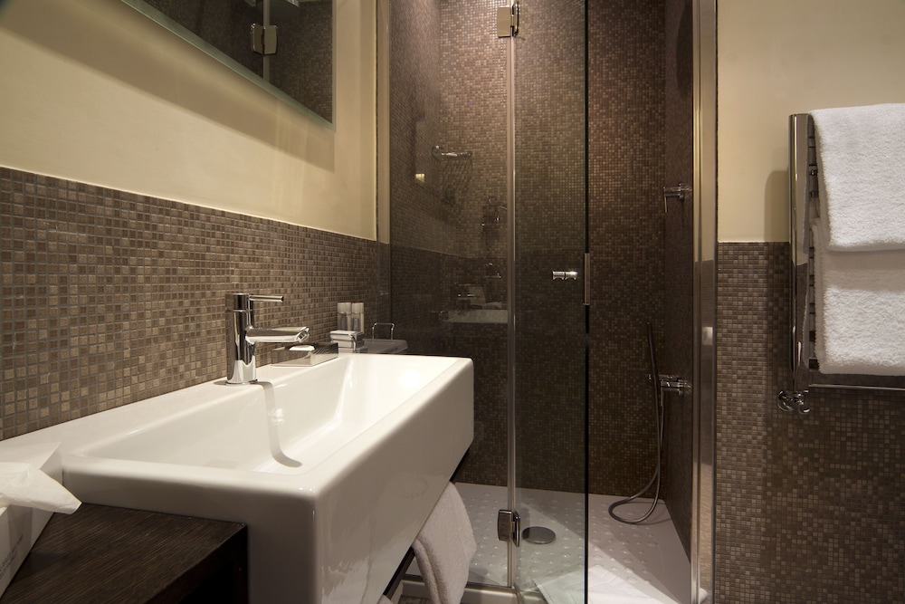 Superior Double Room thumbnail 6