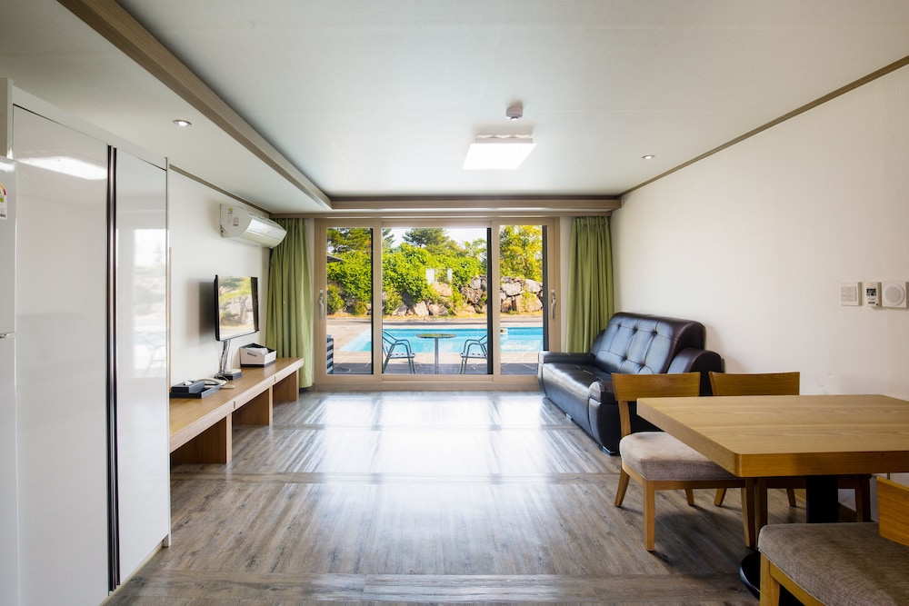 Poolside Suite, 35PY, Duplex photo 2