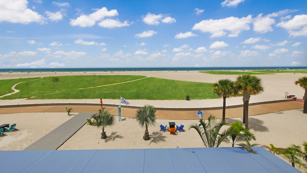 Premium Room, 2 Queen Beds, Kitchen, Beach View (Gulf Front) - Photo 14