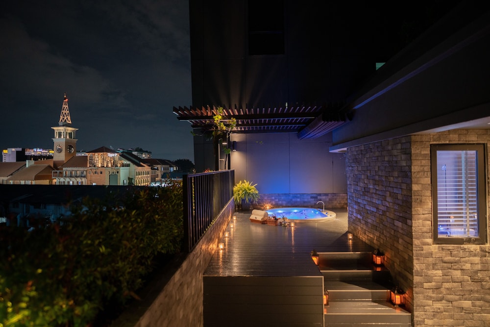 Honeymoon Suite with outdoor Jacuzzi - Photo 3