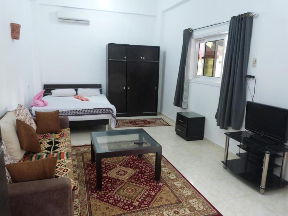 Deluxe Studio Suite, 1 Queen Bed, Pool View photo 2