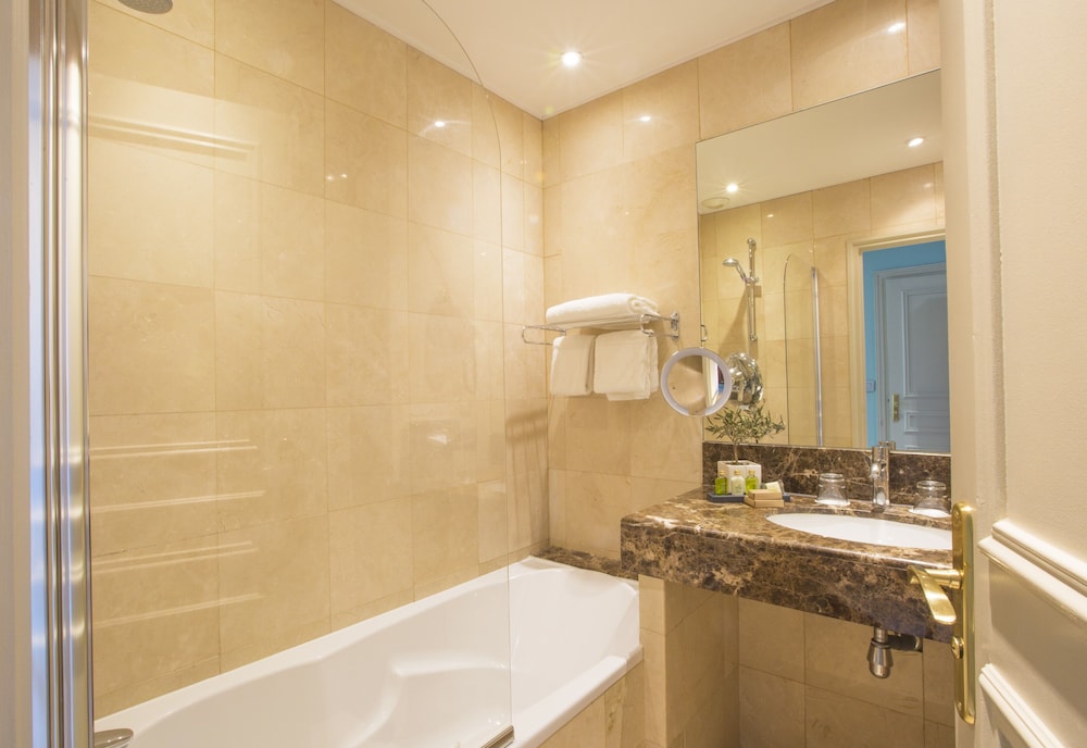 Superior Double or Twin Room, Sea View (Balcony) - Photo 13