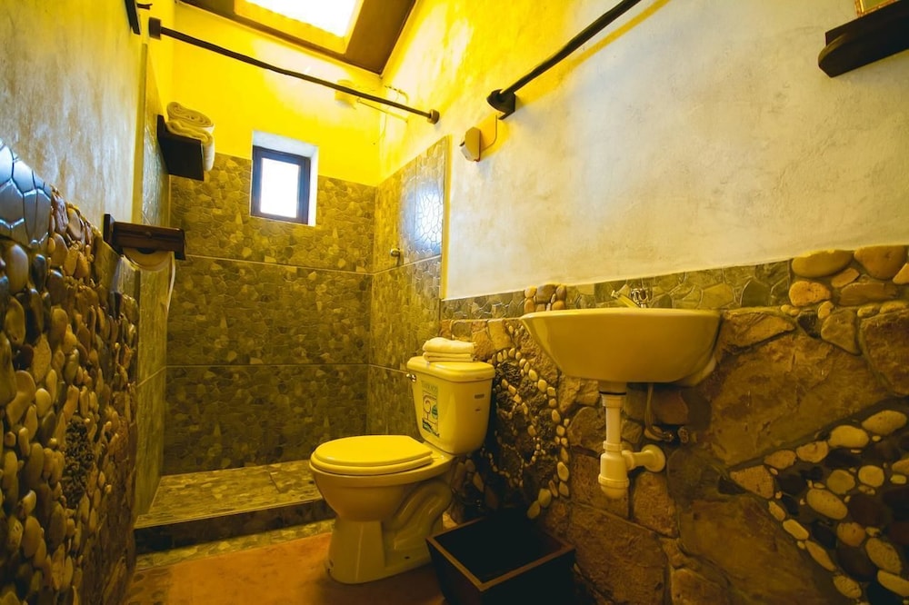 Traditional Triple Room, Lake View photo 3