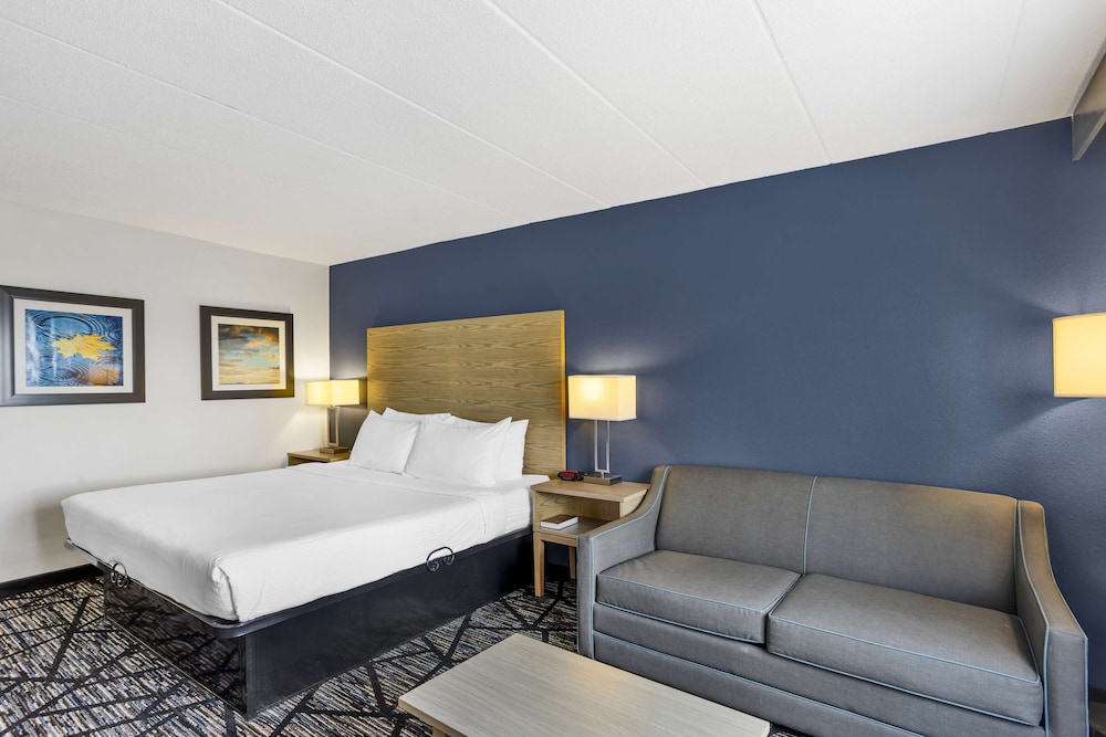 Standard Room, 1 Queen Bed, Non Smoking, Refrigerator & Microwave - Photo 3