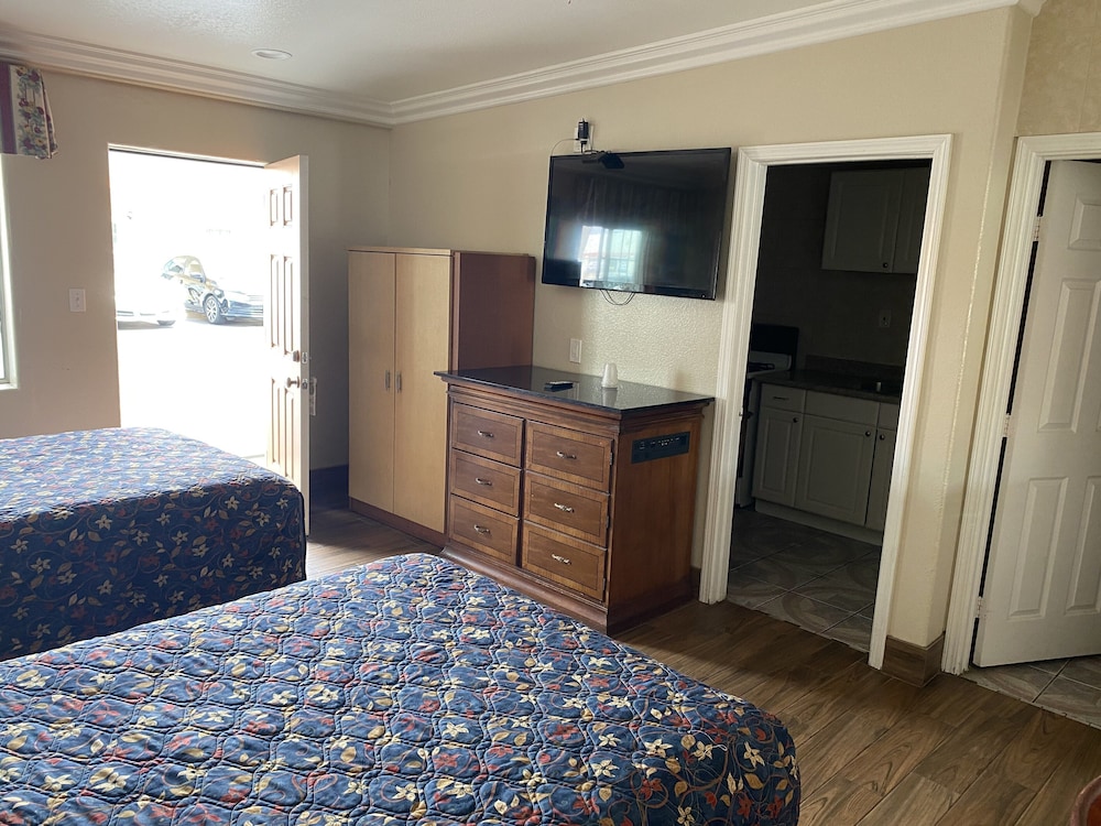 Room, 2 Double Beds, Kitchen photo 2